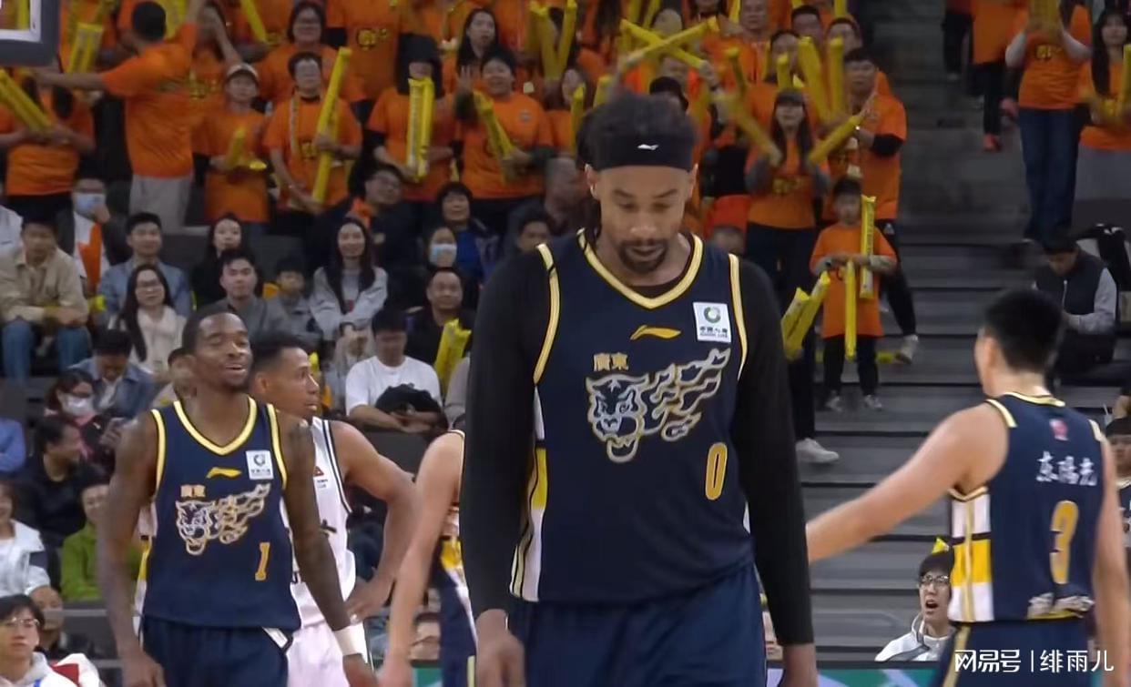 英雄联盟总决赛-貌合神离？萨林杰庆生惨遭区别对待，或被广东队彻底放弃！