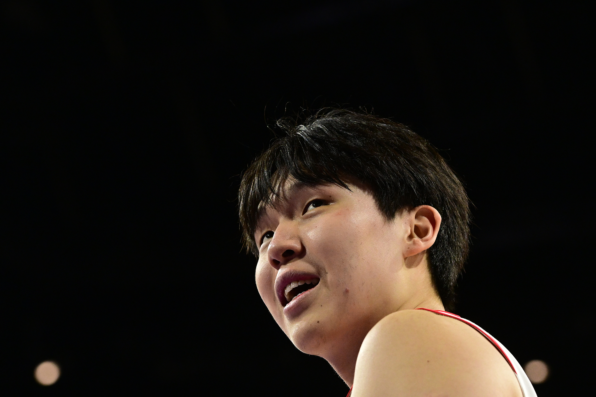 2025英雄联盟总决赛-杨瀚森背靠背出战16分13板2助1帽 混音不敌快船